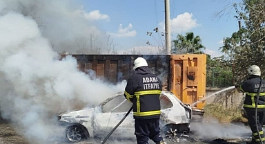 Park halindeki otomobil yandı