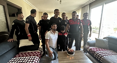Polis Ekiplerinden Çocuğa Doğum Günü Sürprizi