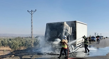 Seyir Halindeki Tırda Çıkan Yangın Söndürüldü