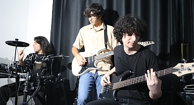 Streç Filmle Sabitlediği Bagetle Bateri Çalıyor