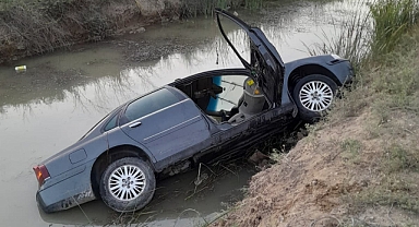 Sulama kanalına devrilen otomobilin sürücüsü yaralandı