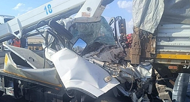 Tıra arkadan çarpan sepetli vincin sürücüsü öldü