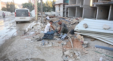 Yer Altındaki Elektrik Kabloları Bomba Gibi Patladı