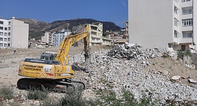 Yıktığı binanın altında kalmaktan saniyelerle kurtuldu