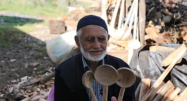 Ağaç Dallarını 69 Yıldır Kaşığa Dönüştürüyor