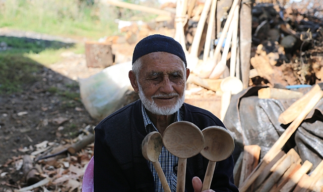 Ağaç Dallarını 69 Yıldır Kaşığa Dönüştürüyor
