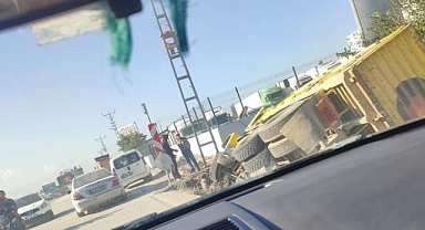 Antakya’da Hafriyat Kamyonu Kanala Devrildi