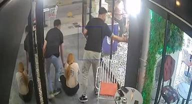 Cam Kapıya Çarpan Kadın Personel Yere Savruldu