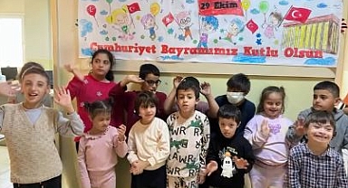 Cumhuriyet Coşkusu Öğrencilerin Yüzüne Yansıdı