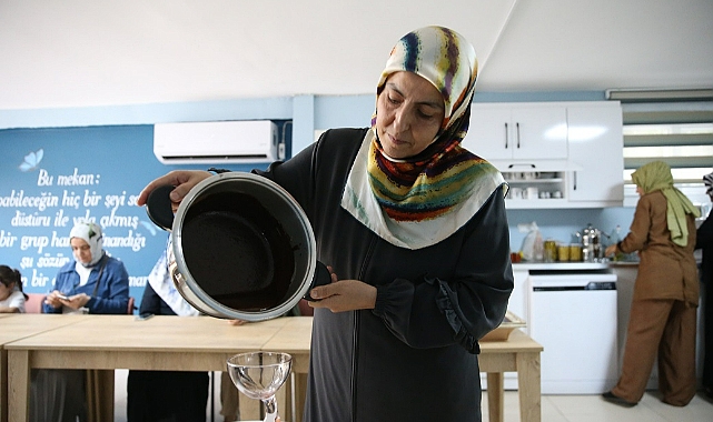Hatay'da kadınlar ücretsiz kurslarla yemek ve temizlik malzemesi yapımını öğreniyor