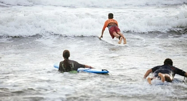 HATAY’DA SÖRFÇÜLER YETİŞİYOR