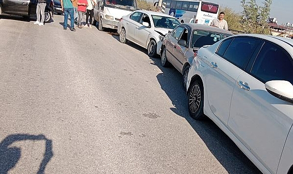 HATAY’DA ZİNCİRLEME TRAFİK KAZASI: 4 ARAÇ BİRBİRİNE GİRDİ