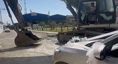 İş Makinesiyle Gelin Arabasının Önünü Kesti