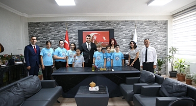 Keklik TEKNOFEST'e katılan öğrencilerle buluştu