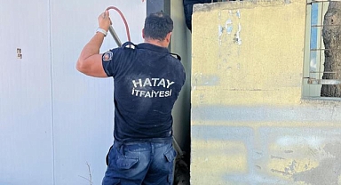 Köpek, Duvar İle Konteyner Arasında Sıkıştı