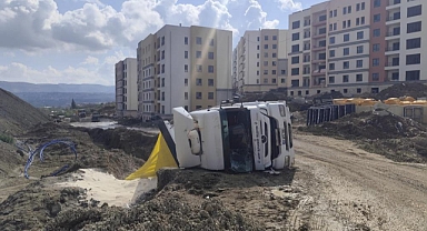 Kum Yüklü Kamyon Devrildi