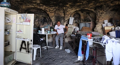 Mağarasını Boşaltacak Olmanın Hüznünü Yaşıyor