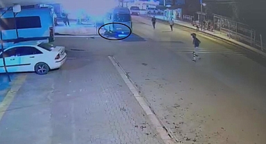 Motosiklet, Park Halindeki Minibüsün Altına Girdi