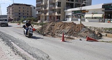 Motosiklet Toprak Yığınına Çarptı