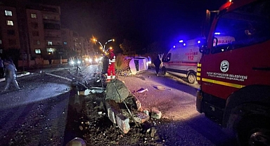 Otomobil Aydınlatma Direğine Çarptı