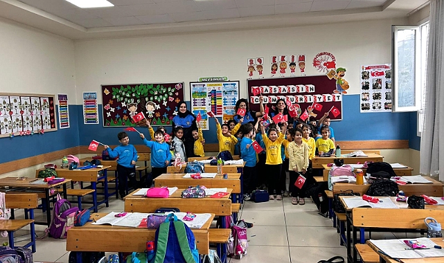 Polisler, Öğrencilerinin Cumhuriyet Bayramı'nı Kutladı