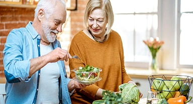 SAĞLIKLI BESLENMEK FONKSİYON KORUYOR