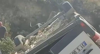 Servis Uçurumdan Yuvarlandı