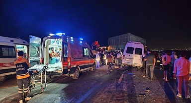 Yolcu Minibüsü Traktöre Çarptı