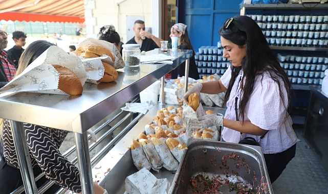 ADANALI HAYIRSEVERLER HATAY'DA 3 BİN TANTUNİ DAĞITTI