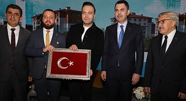 Akın’dan Bakan Kurum’a Anlamlı Hediye