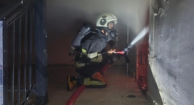 Antakya’da Binanın Çatısı Alevlere Teslim Oldu