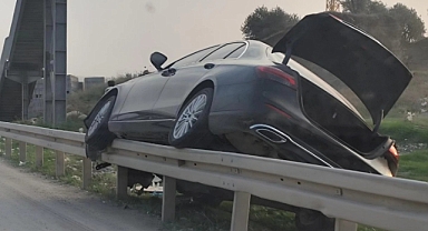 Araç Bariyerlerde Asılı Kaldı