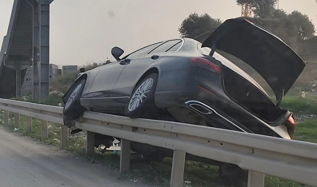 Araç Bariyerlerde Asılı Kaldı