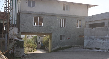 Caminin Altından 6 Metre Genişliğinde Yol Geçiyor