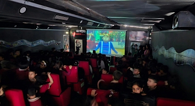Gezici Sinema Tırı Altınözü’nde çocukları ağırladı