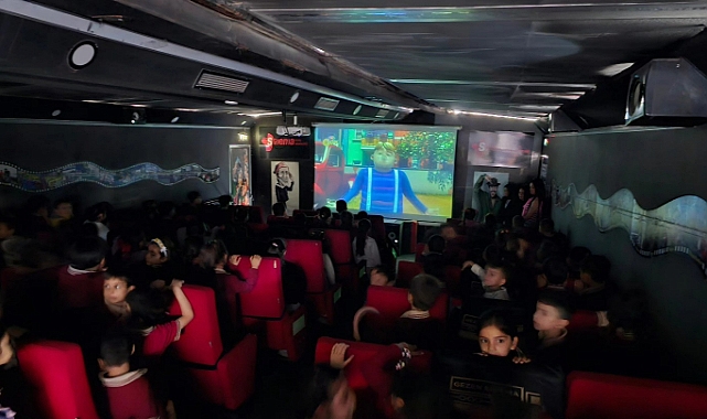 Gezici Sinema Tırı Altınözü’nde çocukları ağırladı