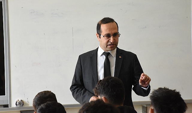 Görme engelli öğretmen, azmiyle öğrencilerine örnek oluyor