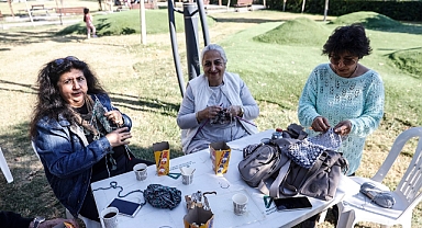 Kadınlar 28 yıldır ihtiyaç sahipleri için atkı, bere ve yelek örüyor