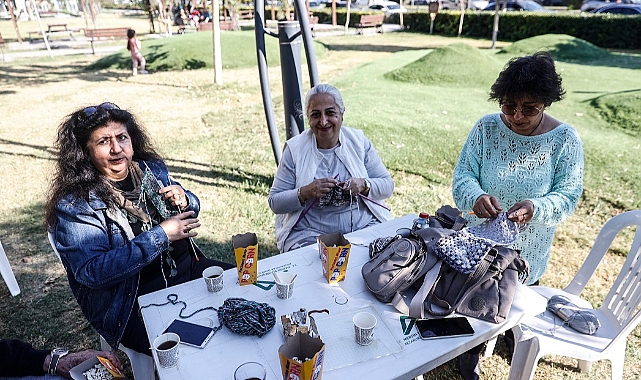 Kadınlar 28 yıldır ihtiyaç sahipleri için atkı, bere ve yelek örüyor