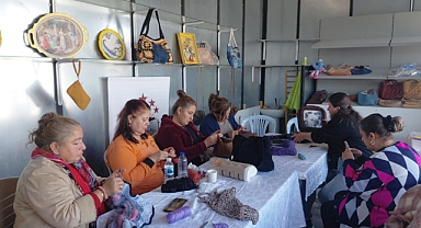 Kadınlar Hem Üretiyor Hem Sosyalleşiyor