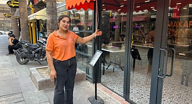 Kafeye Gelenler Cam Kapıyı Fark Etmeyerek Çarptı