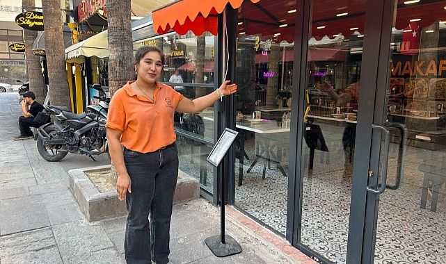 Kafeye Gelenler Cam Kapıyı Fark Etmeyerek Çarptı