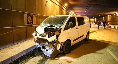 Karşı şeride geçerek panelvana çarpan cipteki 2 kişi öldü