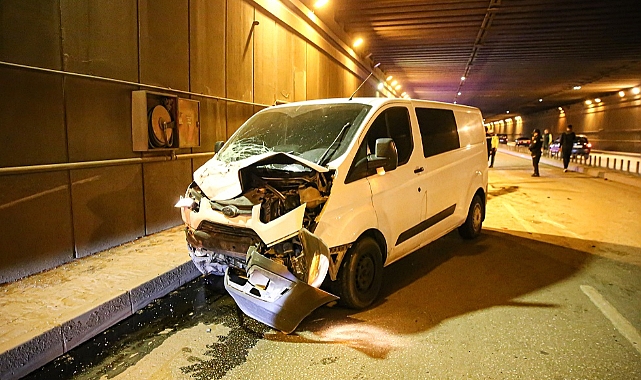 Karşı şeride geçerek panelvana çarpan cipteki 2 kişi öldü