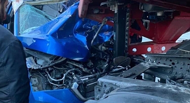 Otomobil, Tırla Çarpıştı: 2 Yaralı