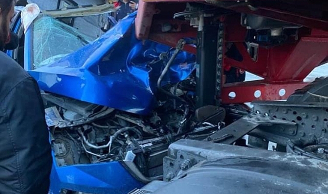 Otomobil, Tırla Çarpıştı: 2 Yaralı