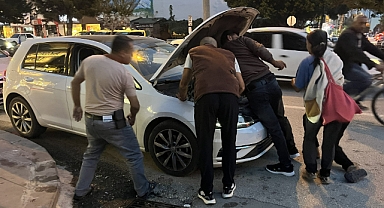 Otomobilin motor kaputuna giren kedi yavrusu kurtarıldı