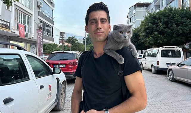 Sahibinin Omzunda Kenti Turluyor