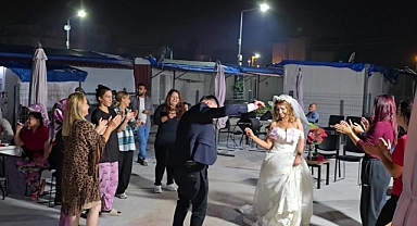 Sezgin Komşuları Tarafından Düğünle Dünya Evine Girdi