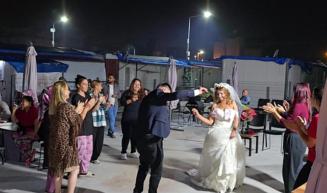 Sezgin Komşuları Tarafından Düğünle Dünya Evine Girdi